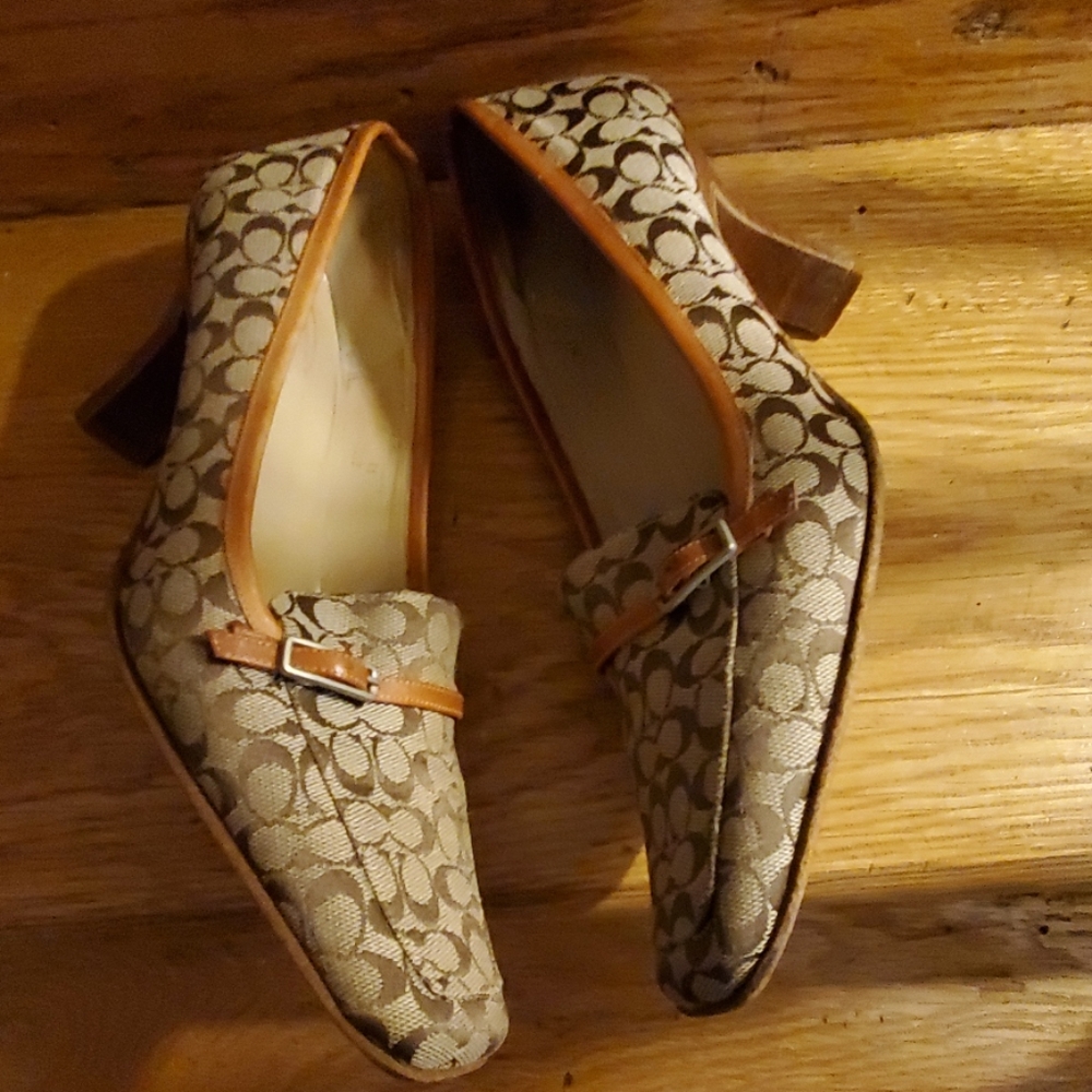 Coach Pumps - Picture 4 of 6